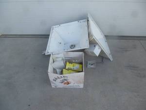 lot 22 image: Halogen Light Fixtures