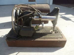 lot 27 image: Antique Singer Sewing Machine