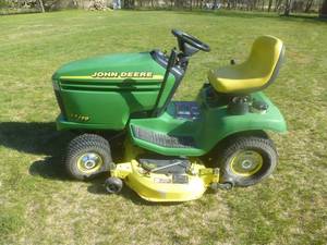 lot 9 image: John Deere LX 279 Lawn Tractor