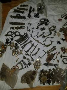 lot 19 image: Cabinet Hardware