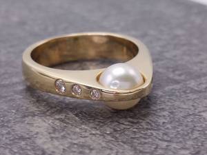 lot 45 image: Peek-a-Boo Pearl and Graduating Diamond Ring in 14k Gold $2,150 Retail