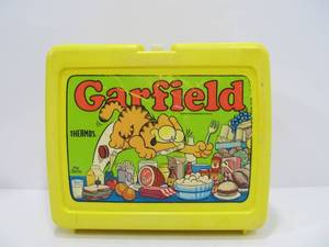 lot 20 image: Vintage 1970s GARFIELD Lunchbox wThermos & Other Container