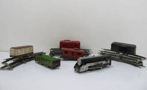 lot 26 image: Vintage Tin Litho HAFNER O Gauge Train Set