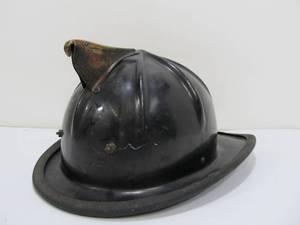 lot 73 image: Vintage CAIRNS Model 900&nbspFirefighters Helmet