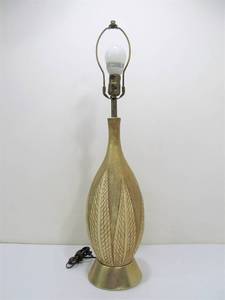 lot 101 image: Vintage Mid Century Signed QUARTITE Table Lamp