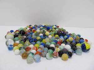 lot 124 image: Lot Of Nice Vintage Marbles