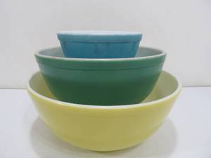 lot 148 image: 3 Vintage PYREX Glass Nesting Bowls - Primary Set