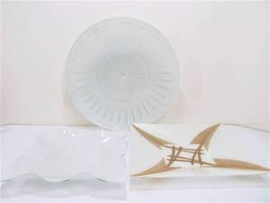 lot 153 image: 3 Vintage Mid Century Glass Ceiling Light Shades