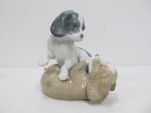 lot 183 image: Vintage NAO by Lladro Porcelain Figurine - Puppies Playing
