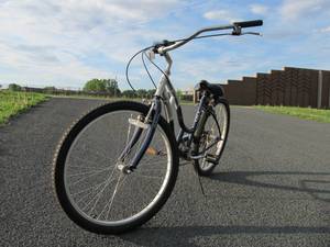 lot 188 image: Ladies SCWINN Jaguar 26 Bicycle