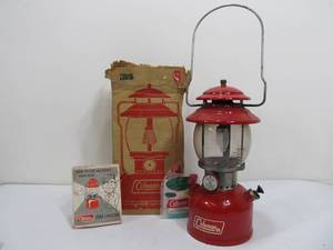 lot 194 image: Excellent Vintage 1970 COLEMAN Red Lantern Model 200A wBox