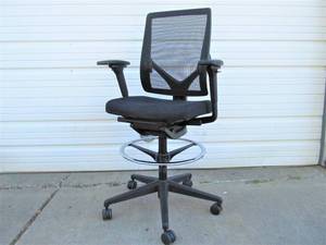 lot 308 image: Quality STEELCASE Rolling Computer Chair