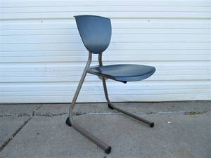 lot 309 image: Quality Sleek Intellect Desk Chair