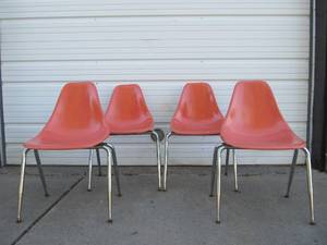 lot 310 image: Set of 4 Mid Century 1960s Stackable Fiberglass Shell Chairs
