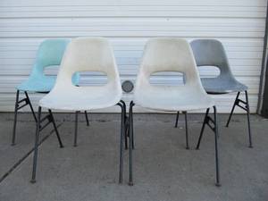 lot 311 image: Set of 4 Mid Century 1960s KRUEGER Stackable Fiberglass Chairs