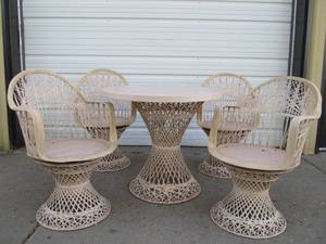 lot 242 image: Vintage Mid Century Russell Woodward Fiberglass Patio Set