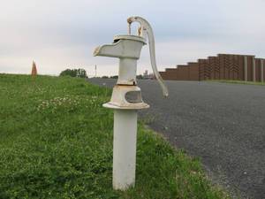 lot 252 image: Vintage Cast Iron Water Pump