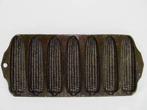 lot 259 image: Vintage GRISWOLD Cast Iron Crispy Corn Stick Pan