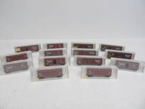 lot 216 image: Lot of 14 Assorted SOUTHERN PACIFIC N Scale Model Train Boxcars