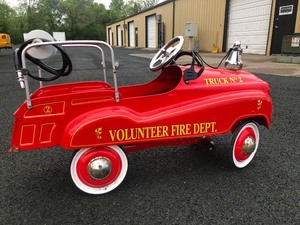 lot 3 image: Nice Vintage Style Metal Fire Engine Pedal Car