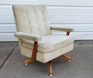 lot 353 image: MID CENTURY MODERN Rocker  Swivel Felt Chair
