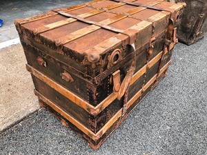 lot 355 image: Antique Steamer Trunk wInterior Tray
