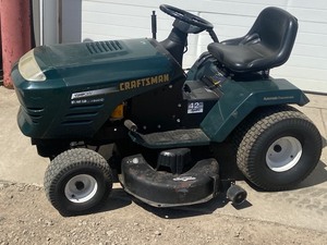 lot 4 image: Craftsman Lawn Tractor
