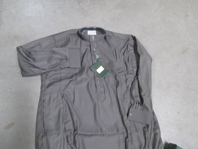 lot 149 image: Mens Button Down Cuffed Sleeve Dre...