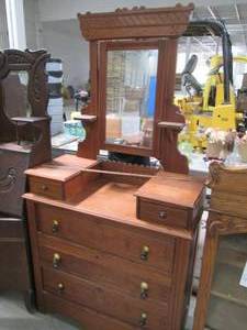 lot 426 image: Antique Vanity Style 5 Drawer Dress...