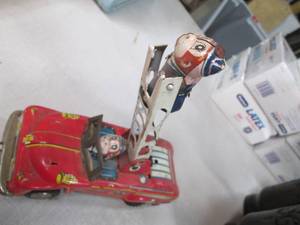 lot 448 image: Super Cool Vintage Collectible Tin ...