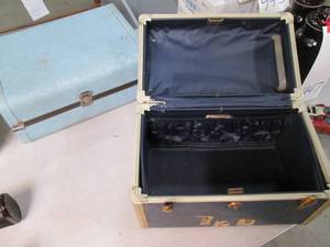 lot 450 image: Set of 2 Vintage Hard-sided Travel ...