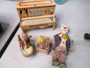lot 453 image: 1940s Tin Wind-Up Toys and Music B...