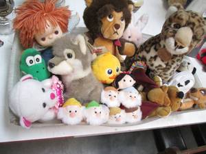 lot 464 image: Mail tray with a ton of stuffed plu...