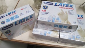 lot 480 image: 4 boxes of Latex Exam Gloves, One s...