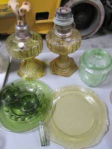 lot 485 image: Vintage Yellow and Green Color Glas...