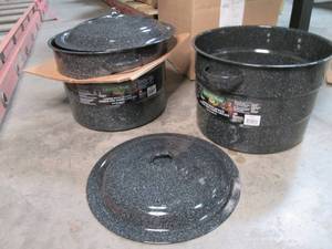 lot 494 image: 21 Quart Black Canner Stock Pot wit...