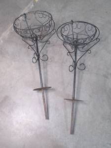 lot 514 image: Lot of 2 Heavy Duty Stake in the Gr...