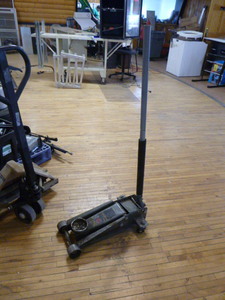 lot 28 image: Pittsburgh 3 Ton Floor Jack