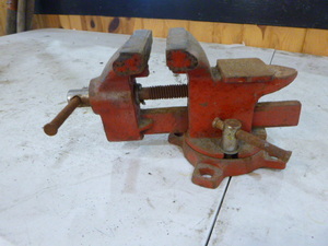 lot 32 image: Bench Vise