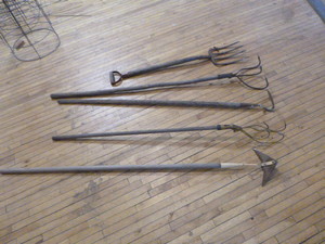 lot 49 image: Garden Tools