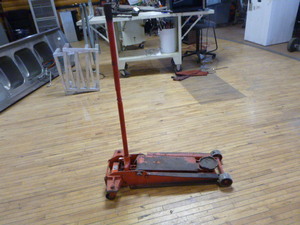 lot 61 image: 3 Ton Floor Jack