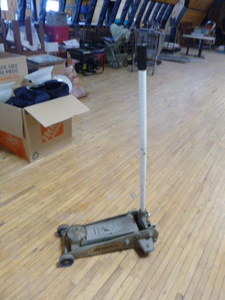 lot 62 image: AC Delco 2 14 Ton Floor Jack
