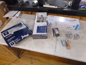 lot 75 image: Bathroom Items