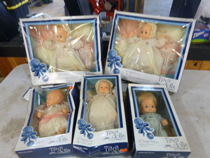 lot 105 image: 5 Tiara Dolls