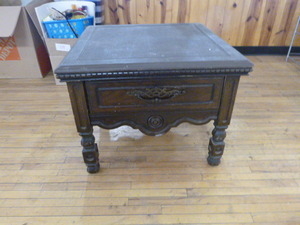 lot 115 image: Vintage-Looking Table
