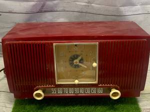 lot 10 image: GE 548 Vintage Table Clock Radio (Clock Works)