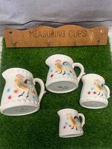 lot 14 image: Japanese Antique Chicken Measuring Cups
