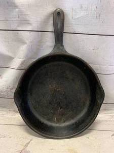 lot 28 image: Vintage Made in USA Cast Iron Pan