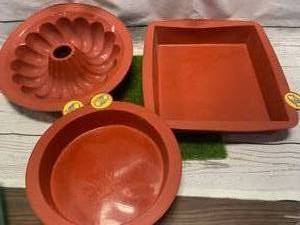 lot 66 image: Three Piece Smartware Silicone Pans