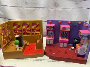 lot 78 image: 2001 World Of Springfield Simpsons Church & Arcade